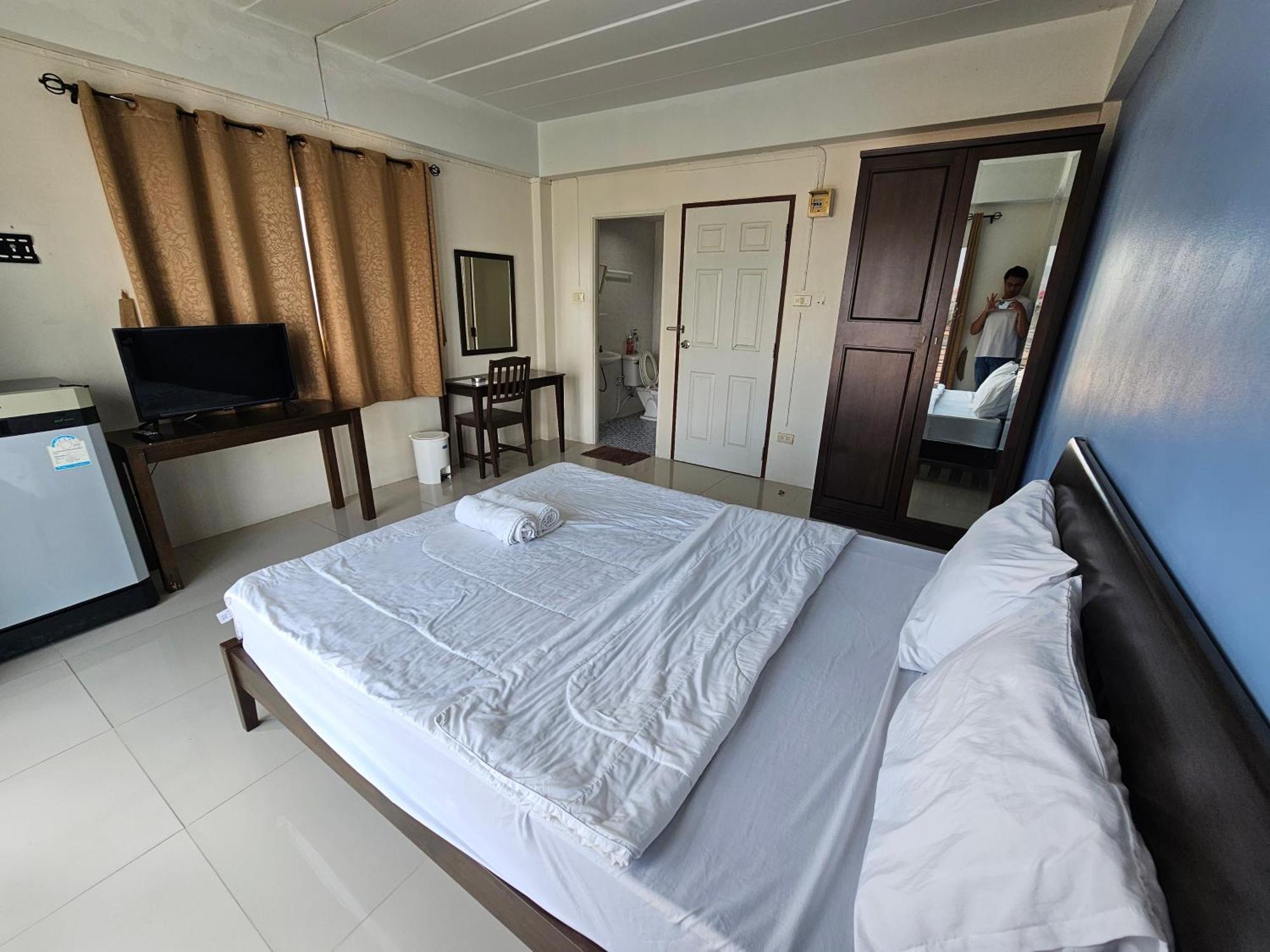 Si Fah At Bangsaen Hotel Ban Rong Khoei Exterior photo