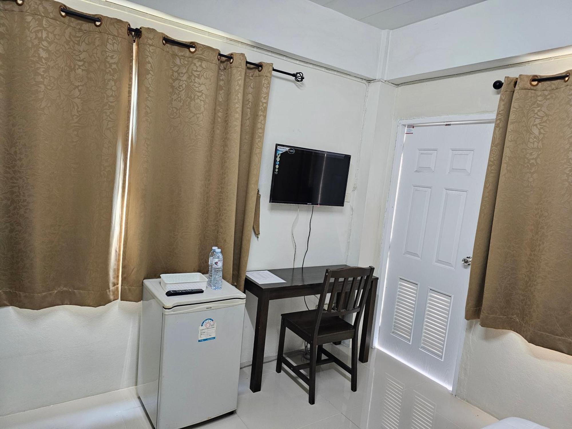 Si Fah At Bangsaen Hotel Ban Rong Khoei Exterior photo